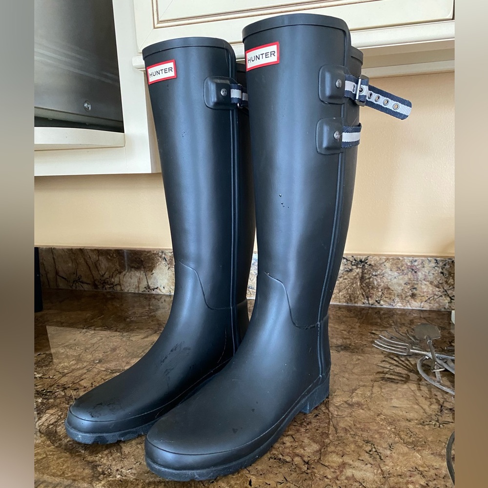 Women’s tall hunter rain boots. Navy. Size 7